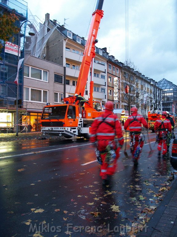 Sturm 3 Geruest droht auf die Strasse zu stuerzen Koeln Kalk Kalker Hauptstr   P048.JPG